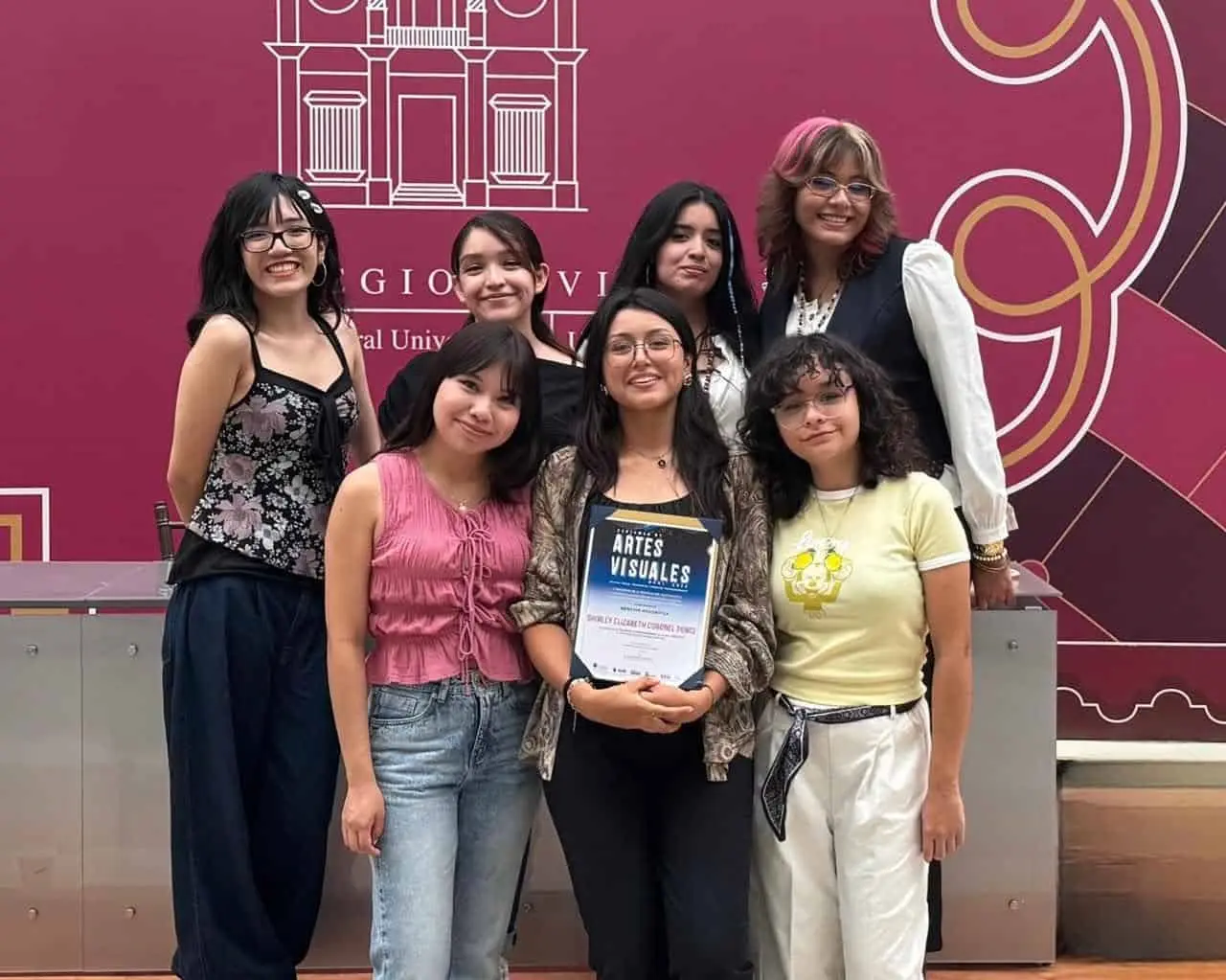 El mayor reconocimiento para la delegación llegó de la mano de Shirley Elizabeth Coronel Ponce, quien obtuvo una Mención Honorífica durante la ceremonia de premiación.