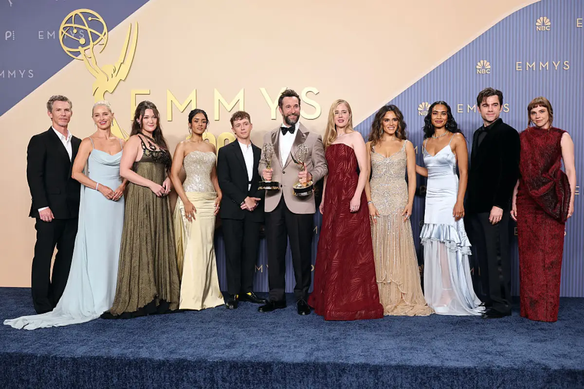 En la categoría de drama, ‘The Pitt’ volvió a quedarse con el máximo premio por segundo año consecutivo. La producción médica de HBO Max también reconoció nuevamente a Noah Wyle como Mejor actor de drama.