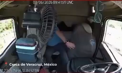 En las imágenes se observa al conductor circulando a más de 60 kilómetros por hora cuando intenta alcanzar algo que se encontraba detrás de su asiento