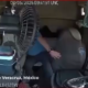 En las imágenes se observa al conductor circulando a más de 60 kilómetros por hora cuando intenta alcanzar algo que se encontraba detrás de su asiento