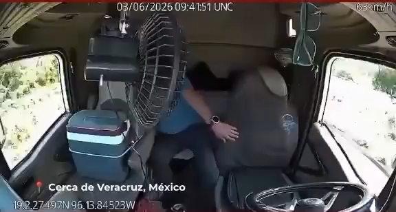 En las imágenes se observa al conductor circulando a más de 60 kilómetros por hora cuando intenta alcanzar algo que se encontraba detrás de su asiento