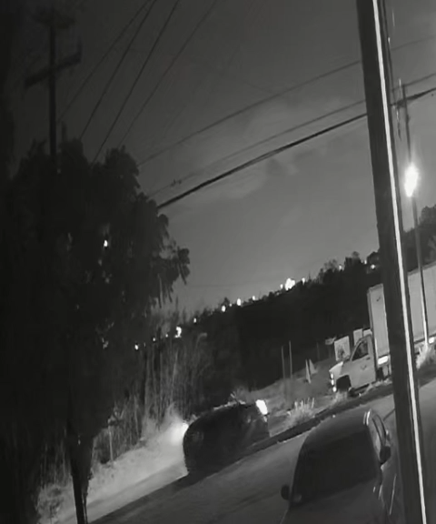 Paramédicos y rescatistas acudieron para atender el reporte, pero al llegar únicamente encontraron al joven que conducía el automóvil, quien aparentemente no presentó lesiones