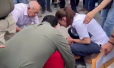 Al observar lo ocurrido, Sheinbaum pidió detenerse unos metros adelante y descendió de su vehículo para acercarse a la mujer