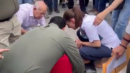Al observar lo ocurrido, Sheinbaum pidió detenerse unos metros adelante y descendió de su vehículo para acercarse a la mujer