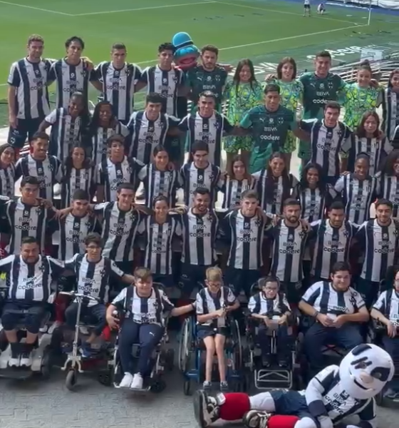 La sesión continuó con la incorporación de empleados del club, incluidos colaboradores con varios años dentro de la institución, quienes fueron reconocidos al compartir el espacio con jugadores y directivos.