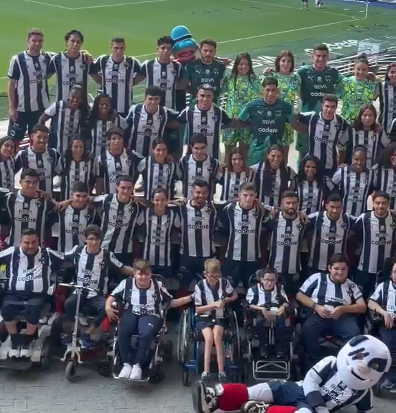 La sesión continuó con la incorporación de empleados del club, incluidos colaboradores con varios años dentro de la institución, quienes fueron reconocidos al compartir el espacio con jugadores y directivos.