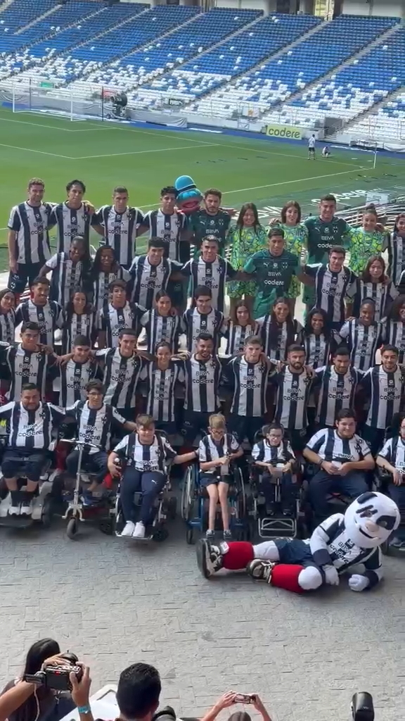 La sesión continuó con la incorporación de empleados del club, incluidos colaboradores con varios años dentro de la institución, quienes fueron reconocidos al compartir el espacio con jugadores y directivos.