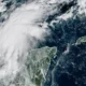 De acuerdo con el Servicio Meteorológico Nacional (SMN), Isaías presentaba vientos sostenidos de 75 kilómetros por hora y rachas de hasta 95 kilómetros por hora, mientras avanzaba hacia el este-noreste