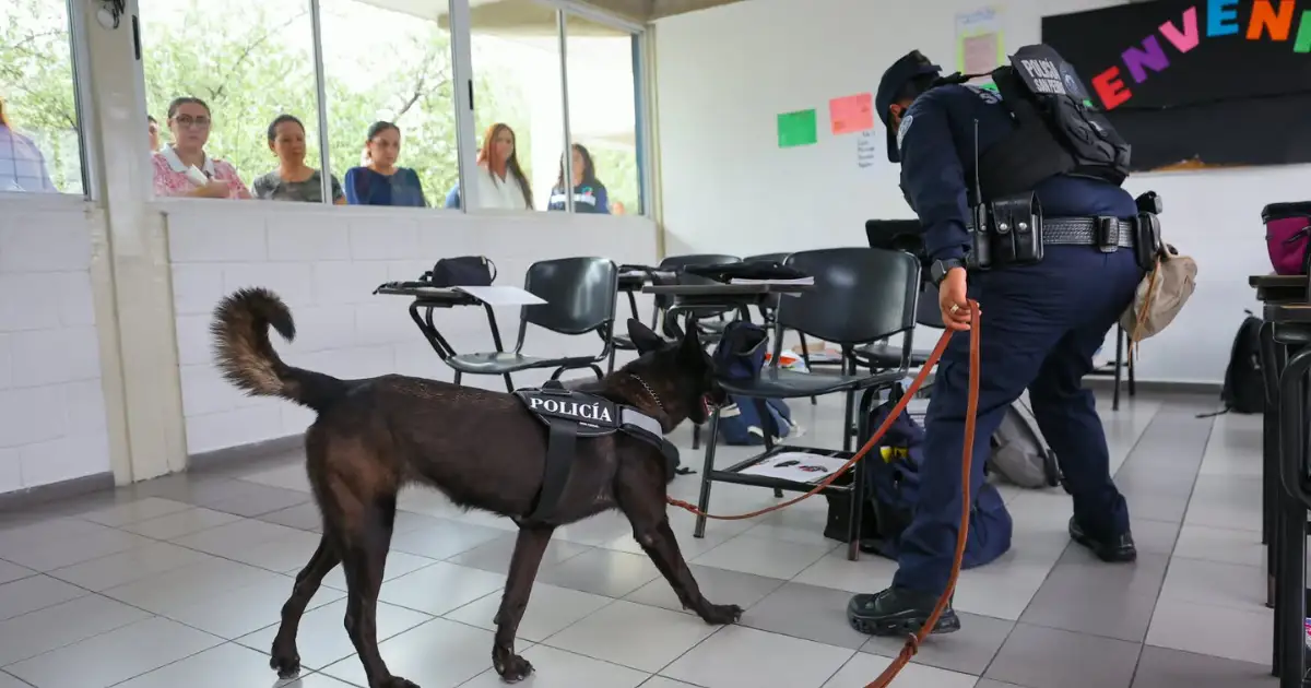 Durante la jornada, integrantes del escuadrón K9 inspeccionaron distintas áreas del plantel con apoyo de perros especializados.