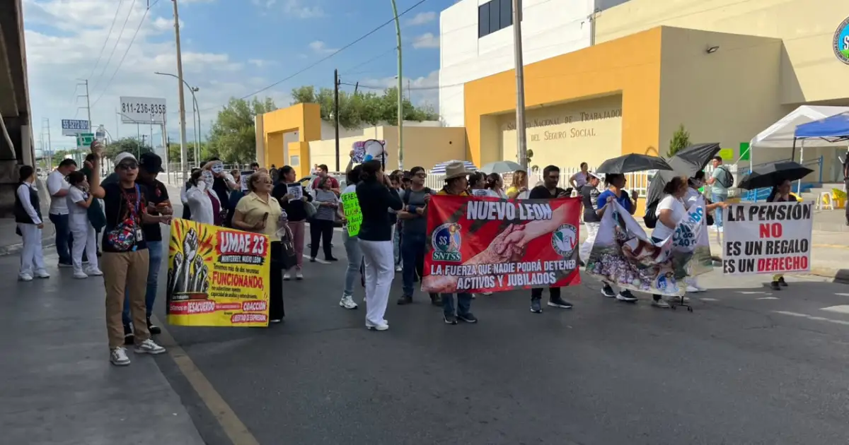 Uno de los cierres comenzó alrededor de las 15:00 horas sobre la avenida Lincoln, frente a las instalaciones del Sindicato Nacional de Trabajadores de la Salud