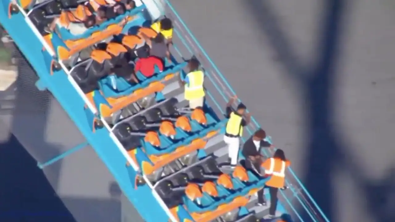 La administración de Six Flags Over Georgia expresó sus condolencias por el fallecimiento y señaló que colabora con las autoridades para esclarecer lo sucedido.