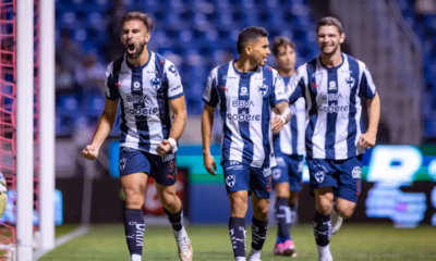 El conjunto regiomontano tomó el control desde el primer tiempo. Diego Rossi abrió el marcador al minuto 17 con un remate de cabeza tras un centro de Ocampos
