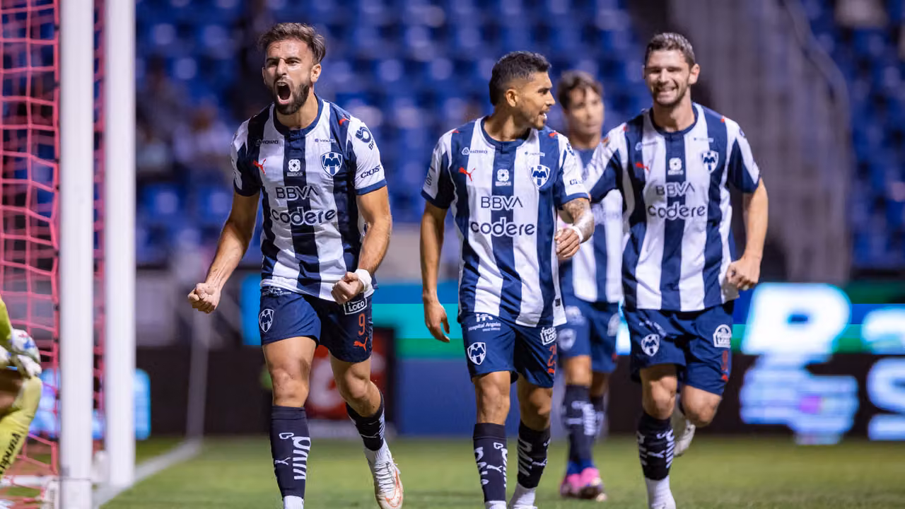 El conjunto regiomontano tomó el control desde el primer tiempo. Diego Rossi abrió el marcador al minuto 17 con un remate de cabeza tras un centro de Ocampos
