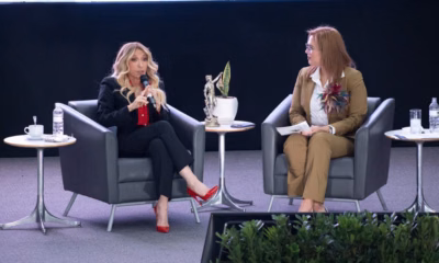 Durante la charla, Yuri habló sobre el significado de canciones como “Detrás de mi ventana”, que aborda la situación de mujeres que dependen económicamente de sus parejas y permanecen dedicadas al hogar