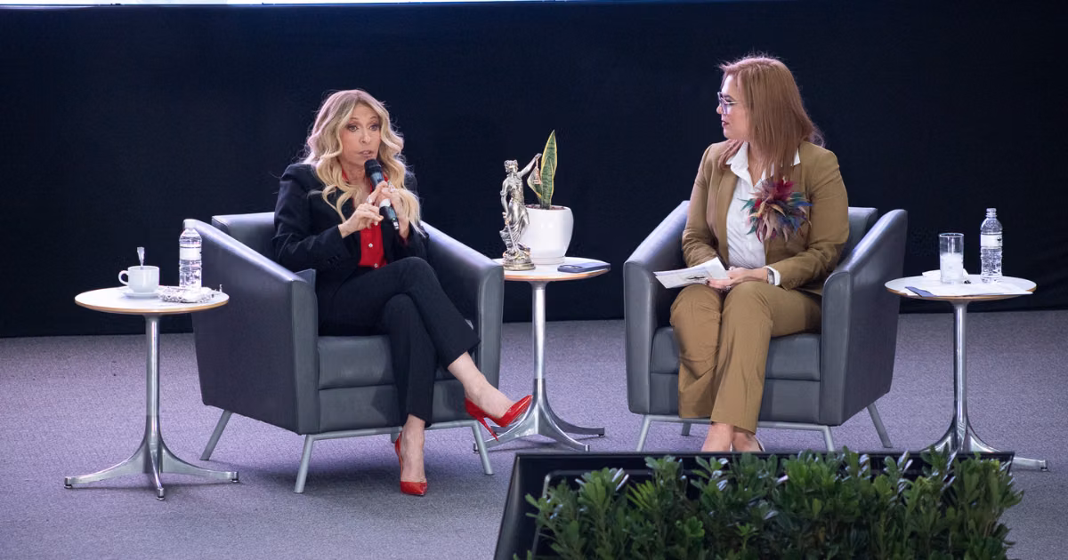 Durante la charla, Yuri habló sobre el significado de canciones como “Detrás de mi ventana”, que aborda la situación de mujeres que dependen económicamente de sus parejas y permanecen dedicadas al hogar