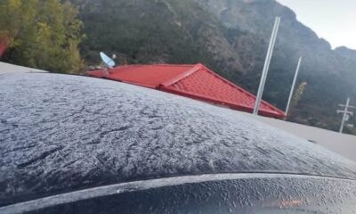 Protección Civil del estado informó que el descenso térmico también se hizo presente en otros municipios de la entidad, como Galeana, donde el termómetro llegó a los 2 grados centígrados, y Aramberri, con una temperatura mínima de 3 grados.