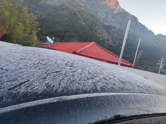 Protección Civil del estado informó que el descenso térmico también se hizo presente en otros municipios de la entidad, como Galeana, donde el termómetro llegó a los 2 grados centígrados, y Aramberri, con una temperatura mínima de 3 grados.