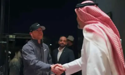 Durante su preparación, Álvarez entrenó en España bajo la dirección de Eddy Reynoso y compartió parte de su campamento con el equipo del campeón de peso completo Oleksandr Usyk.
