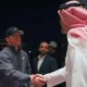 Durante su preparación, Álvarez entrenó en España bajo la dirección de Eddy Reynoso y compartió parte de su campamento con el equipo del campeón de peso completo Oleksandr Usyk.