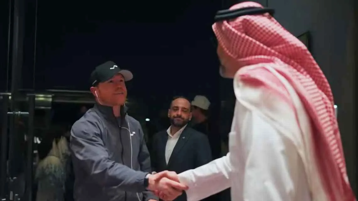 Durante su preparación, Álvarez entrenó en España bajo la dirección de Eddy Reynoso y compartió parte de su campamento con el equipo del campeón de peso completo Oleksandr Usyk.