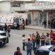 En el lugar también fue atendido un estudiante, quien habría sido localizado en la zona de los baños con lesiones en el rostro, la cabeza y uno de los brazos