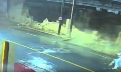 En las imágenes se observa cómo un hombre que circulaba en bicicleta pasa por el lugar y, apenas unos instantes después, la barda comienza a vencerse hasta desplomarse.