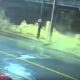 En las imágenes se observa cómo un hombre que circulaba en bicicleta pasa por el lugar y, apenas unos instantes después, la barda comienza a vencerse hasta desplomarse.