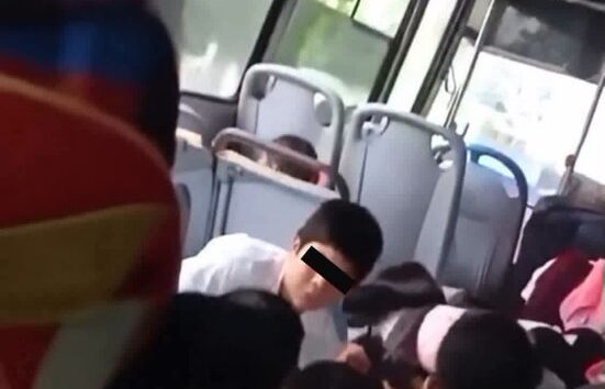 El conductor recibió atención médica por una lesión en uno de sus brazos, mientras que los pasajeros que presentaron crisis nerviosas fueron atendidos en el lugar