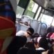 El conductor recibió atención médica por una lesión en uno de sus brazos, mientras que los pasajeros que presentaron crisis nerviosas fueron atendidos en el lugar