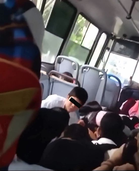 El conductor recibió atención médica por una lesión en uno de sus brazos, mientras que los pasajeros que presentaron crisis nerviosas fueron atendidos en el lugar