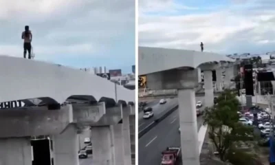 El sujeto aparece sin playera y únicamente con un pantalón, mientras recorre parte de las instalaciones sin que se observe algún equipo de seguridad que pudiera reducir el riesgo de una caída.