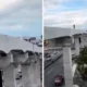 El sujeto aparece sin playera y únicamente con un pantalón, mientras recorre parte de las instalaciones sin que se observe algún equipo de seguridad que pudiera reducir el riesgo de una caída.
