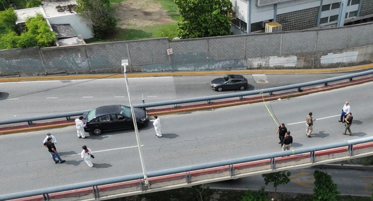 Tras el ataque, elementos de distintas corporaciones de seguridad acudieron para acordonar el área y permitir la recolección de indicios