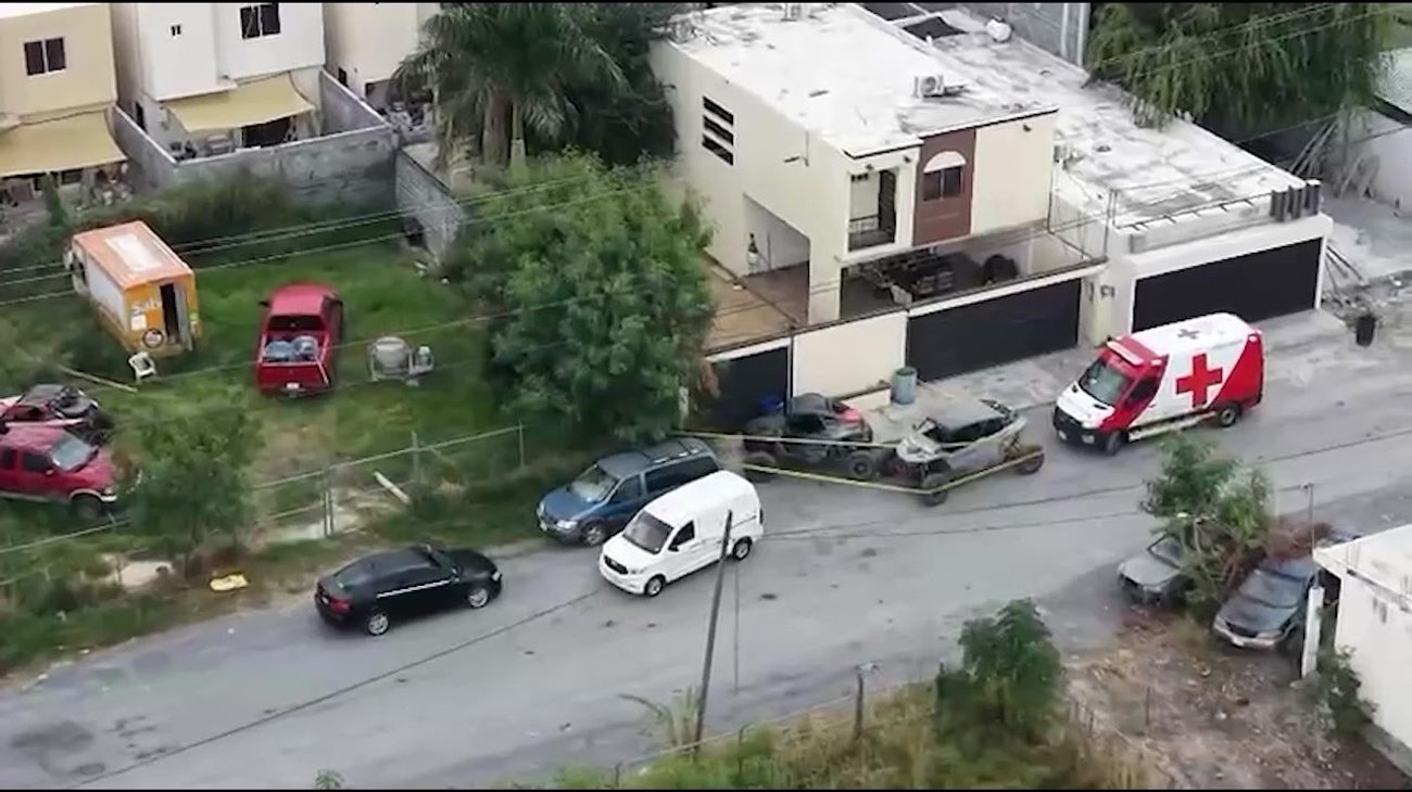 El adolescente, quien es hijo de una expareja sentimental de Tamez, se encontraba bajo su cuidado al momento de los hechos. Posteriormente, el menor habría intentado retirar de la vivienda un vehículo tipo RZR con ayuda de una mujer.