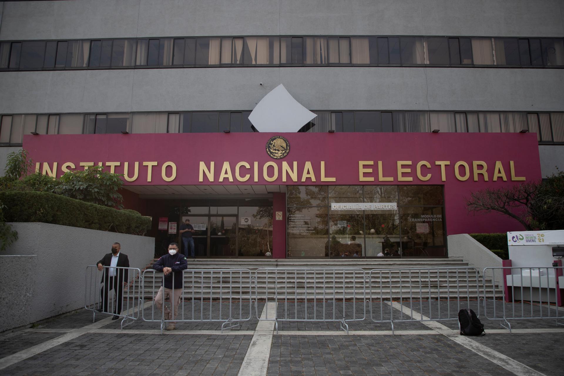 La renuncia de Guadalupe Taddei ocurre en medio de cuestionamientos sobre presuntas irregularidades en contrataciones del Instituto Nacional Electoral y posibles conflictos de interés relacionados con proveedores del organismo.