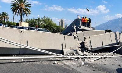 El derrumbe ocurrió a la altura del cruce con la avenida Félix U. Gómez, cerca de la Escuela Normal Superior, donde los fragmentos de concreto cayeron sobre un Volkswagen Virtus