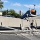El derrumbe ocurrió a la altura del cruce con la avenida Félix U. Gómez, cerca de la Escuela Normal Superior, donde los fragmentos de concreto cayeron sobre un Volkswagen Virtus