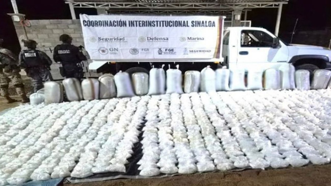 La acción fue realizada por elementos de la Guardia Nacional, Ejército Mexicano y Policía Estatal Preventiva, quienes interceptaron un vehículo de redilas y, tras inspeccionarlo, localizaron la droga oculta en su interior.