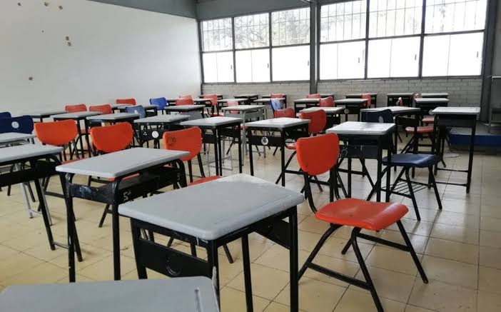Aunque los alumnos no deberán acudir físicamente a las escuelas, la Secretaría de Educación informó que el personal docente y administrativo podrá presentarse en los planteles para verificar las condiciones de las instalaciones.