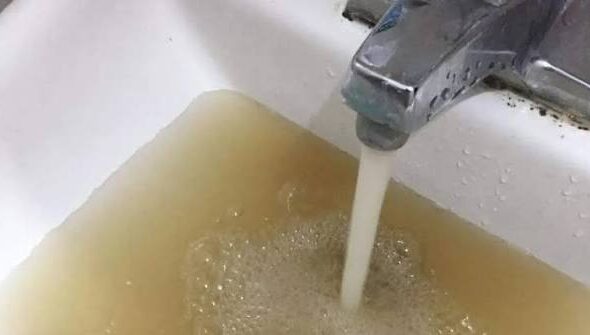El anuncio ocurre en medio de las quejas de habitantes que han reportado agua turbia, malos olores y cortes en el servicio