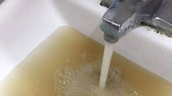 El anuncio ocurre en medio de las quejas de habitantes que han reportado agua turbia, malos olores y cortes en el servicio