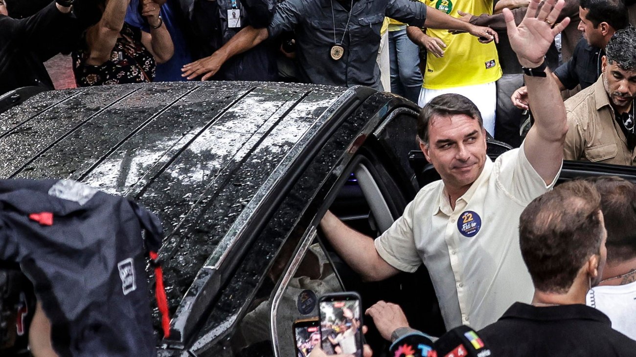 Las versiones sobre una posible salida de Brasil también apuntaron a Argentina. Sin embargo, la Dirección Nacional de Migraciones de ese país informó que no encontró registros de ingreso del senador