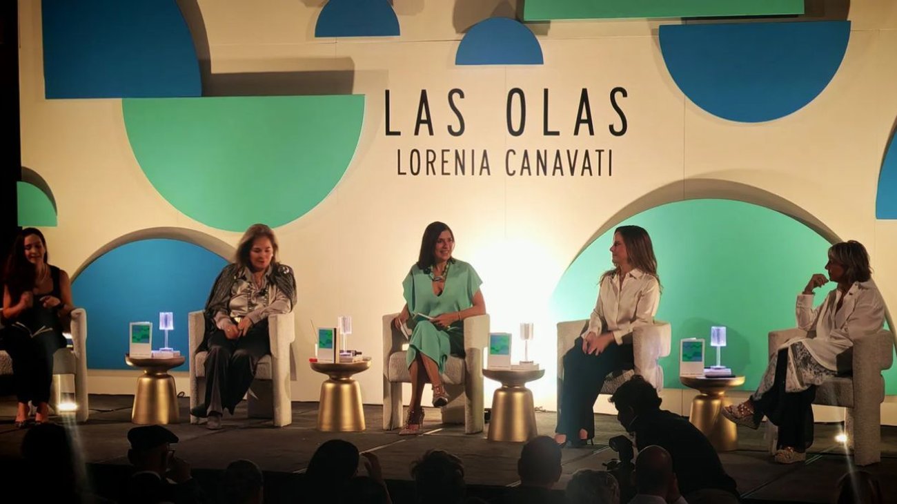 Uno de los pasajes centrales aborda su participación electoral en 2015, cuando se convirtió en la primera mujer registrada como candidata independiente en Nuevo León.