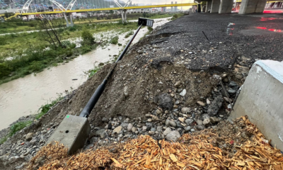 Elementos de Protección Civil de Nuevo León acudieron al sitio para evaluar las condiciones del terreno y determinar si las afectaciones representaban algún riesgo para quienes transitan por el sector o para los automovilistas que circulan por Constitución.