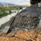 Elementos de Protección Civil de Nuevo León acudieron al sitio para evaluar las condiciones del terreno y determinar si las afectaciones representaban algún riesgo para quienes transitan por el sector o para los automovilistas que circulan por Constitución.