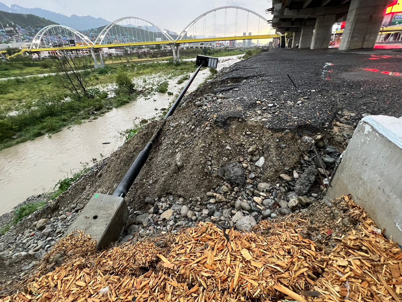 Elementos de Protección Civil de Nuevo León acudieron al sitio para evaluar las condiciones del terreno y determinar si las afectaciones representaban algún riesgo para quienes transitan por el sector o para los automovilistas que circulan por Constitución.