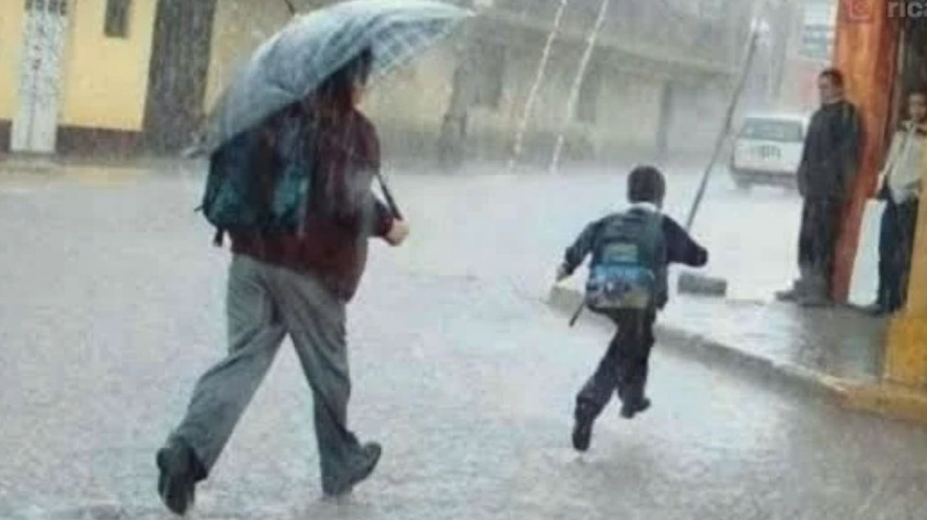 La dependencia señaló que la acumulación de agua, los encharcamientos y los escurrimientos en distintas vialidades pueden complicar los traslados de estudiantes, familiares y personal docente, por lo que pidió priorizar la seguridad.
