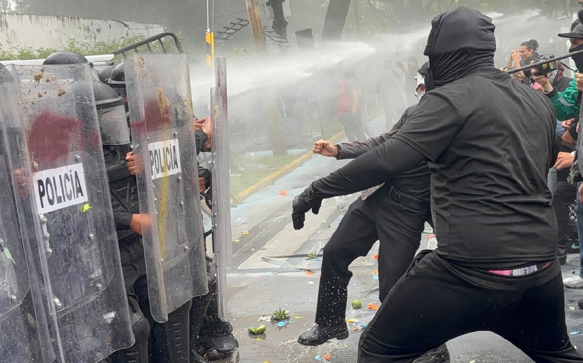La movilización se realizó el domingo 11 de octubre y reunió a ciudadanos de distintas edades, familias y colectivos que exigieron una solución a la crisis de agua contaminada que afecta a la zona metropolitana de Guadalajara
