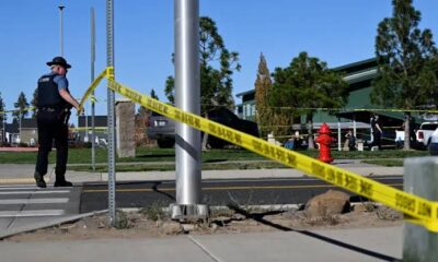 De acuerdo con los primeros reportes, el sospechoso ingresó al plantel y disparó contra las puertas cerradas con llave