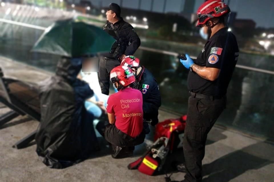 Paramédicos y elementos de Protección Civil de Monterrey acudieron para realizarle una valoración y determinaron que se encontraba en buenas condiciones físicas, por lo que no fue necesario trasladarla a un hospital.